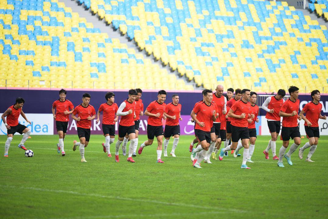 亚冠比赛中球员技术精湛，表现出色