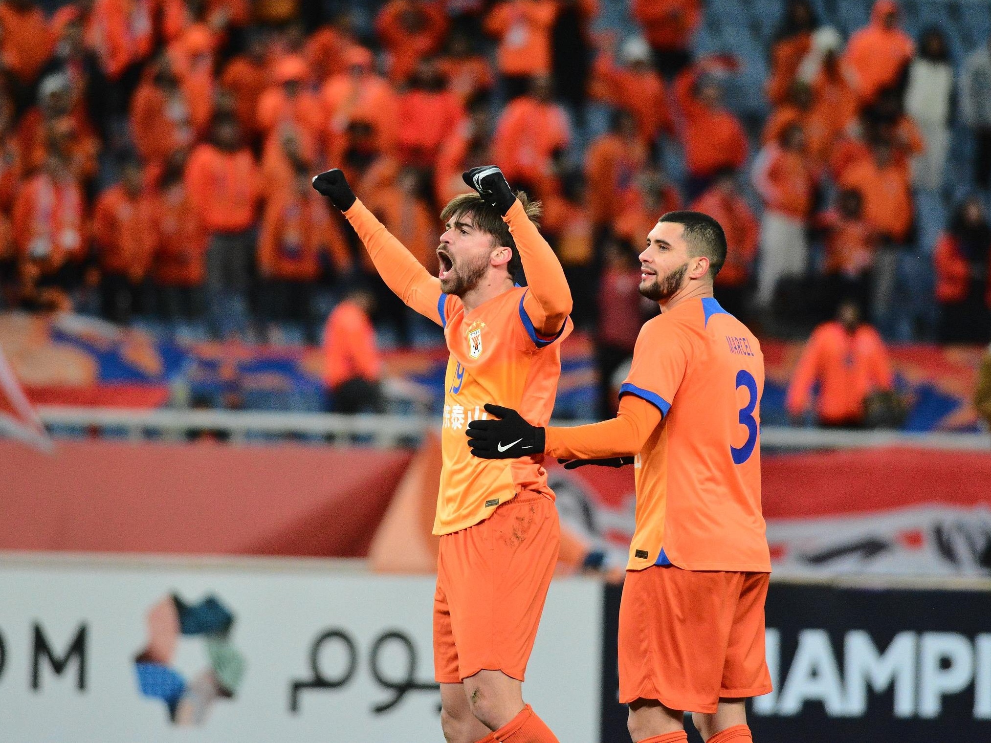 亚冠比赛中球员技术精湛，表现出色