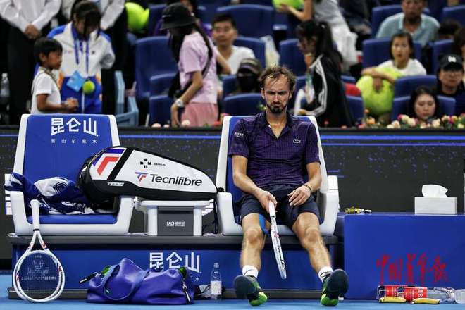 法国网球队爆冷英国网球队，梅德韦杰夫制霸全场