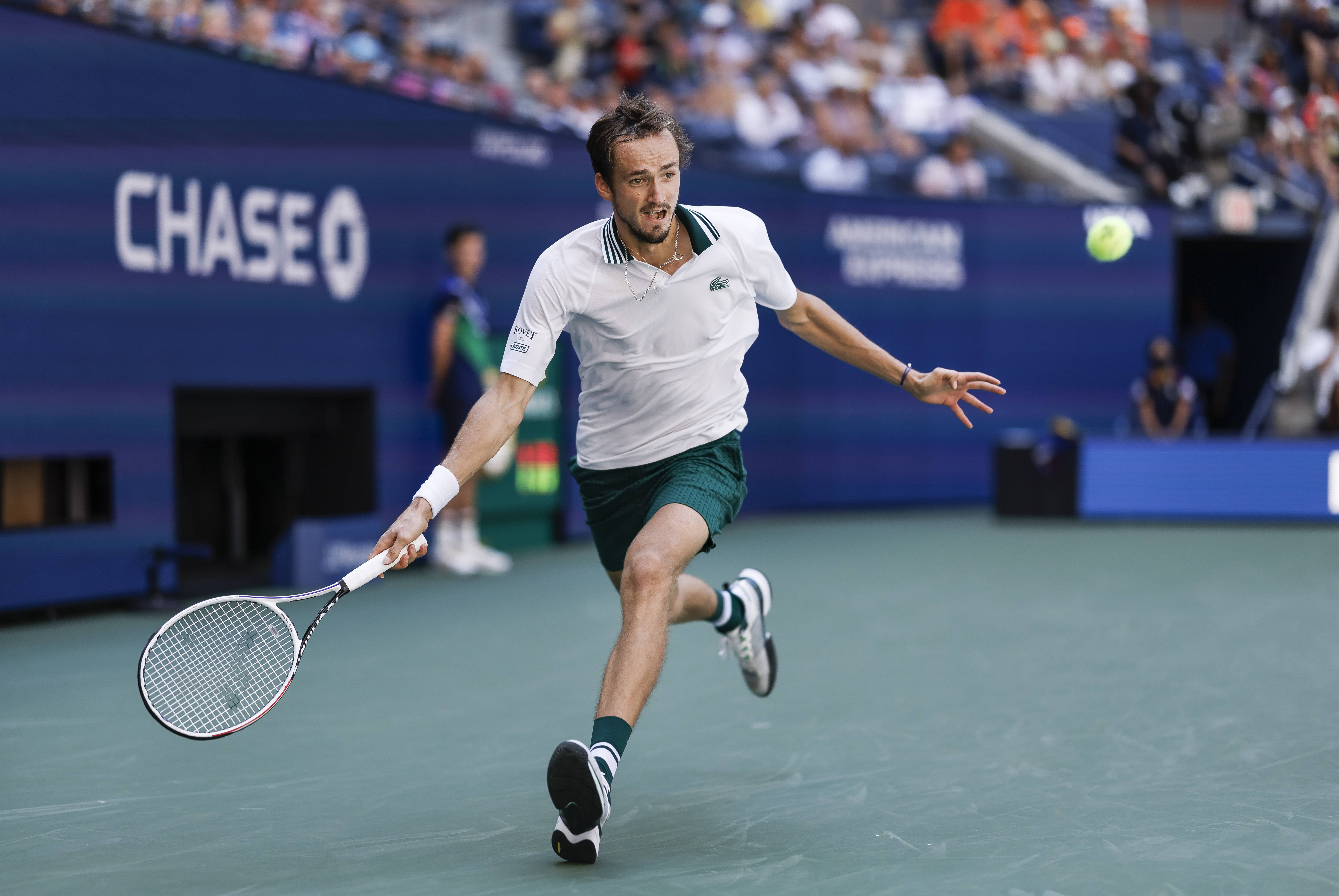 法国网球队爆冷英国网球队，梅德韦杰夫制霸全场