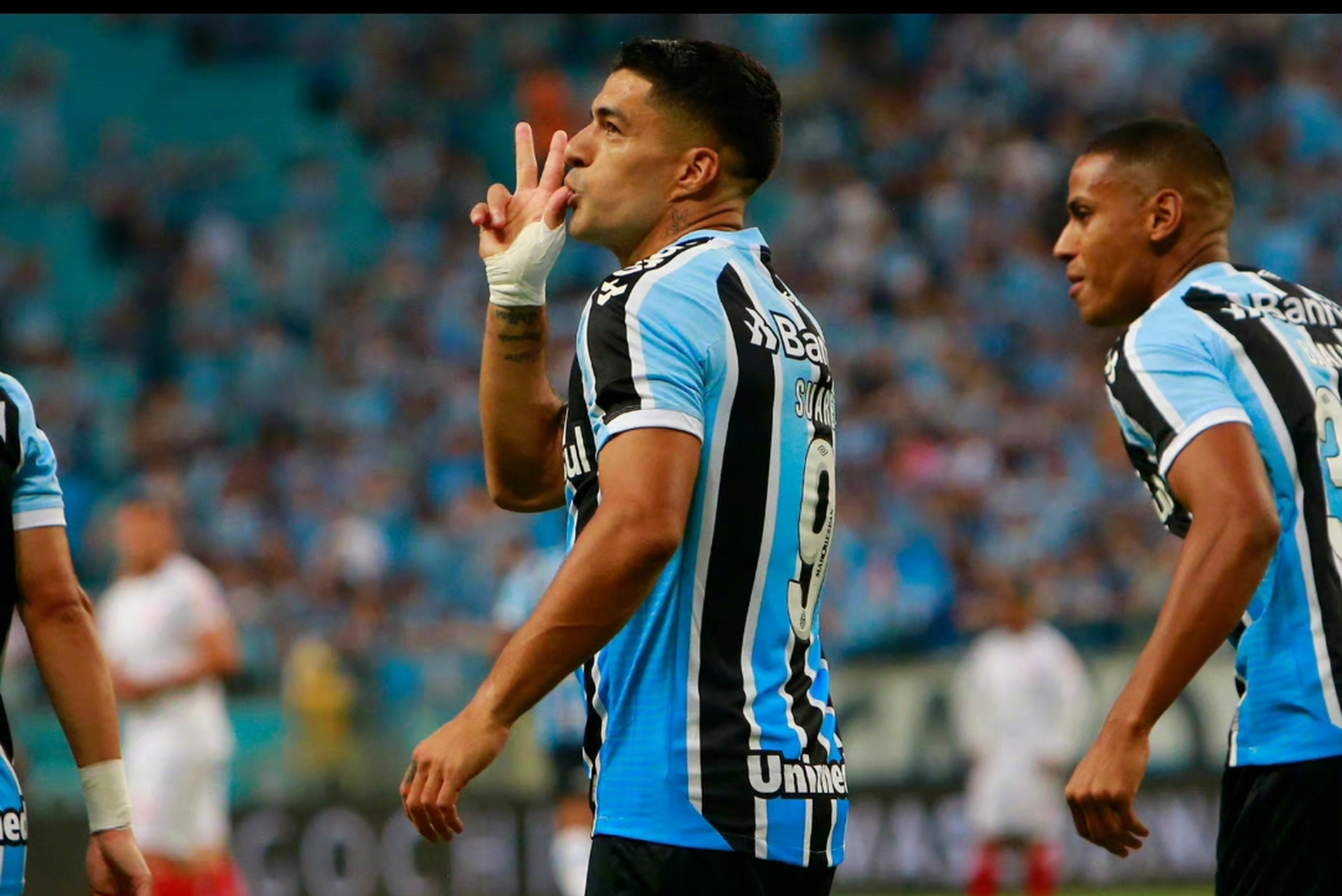 包含荷兰绝杀西班牙，苏亚雷斯完成帽子戏法的词条