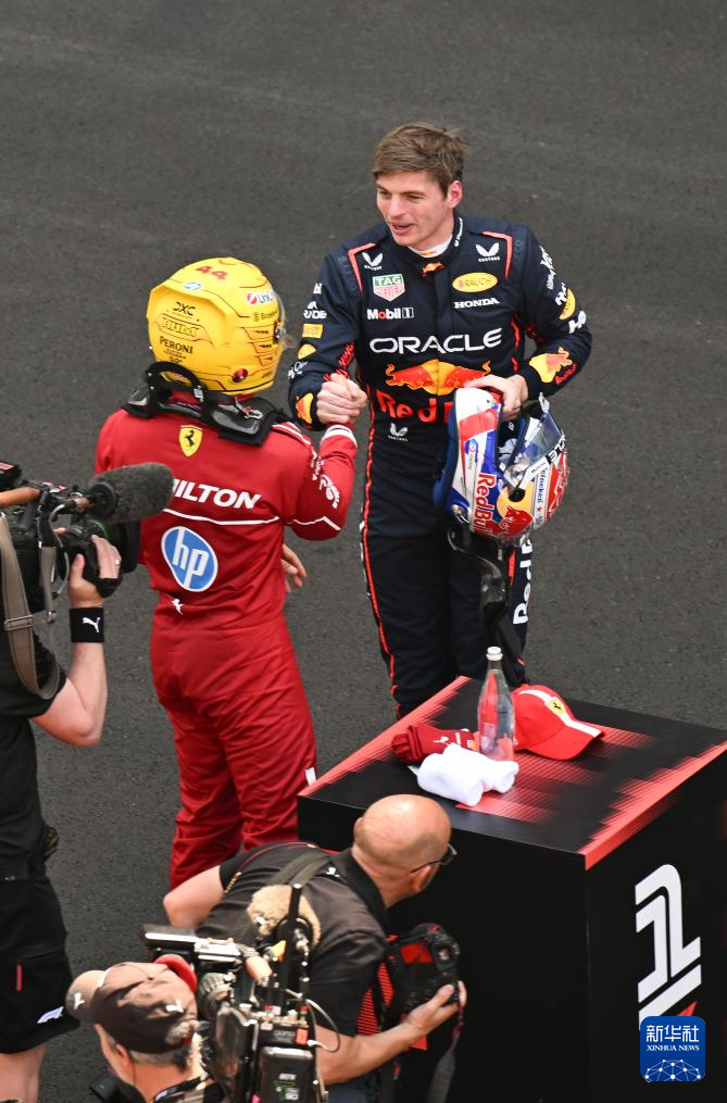 关于红牛车队完胜阿斯顿马丁,汉密尔顿扛起全队的信息 关于红牛车队完胜阿斯顿马丁,汉密尔顿扛起全队的信息