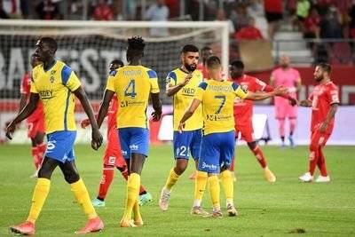 甘冈队在法甲联赛中崭露头角，引人注目