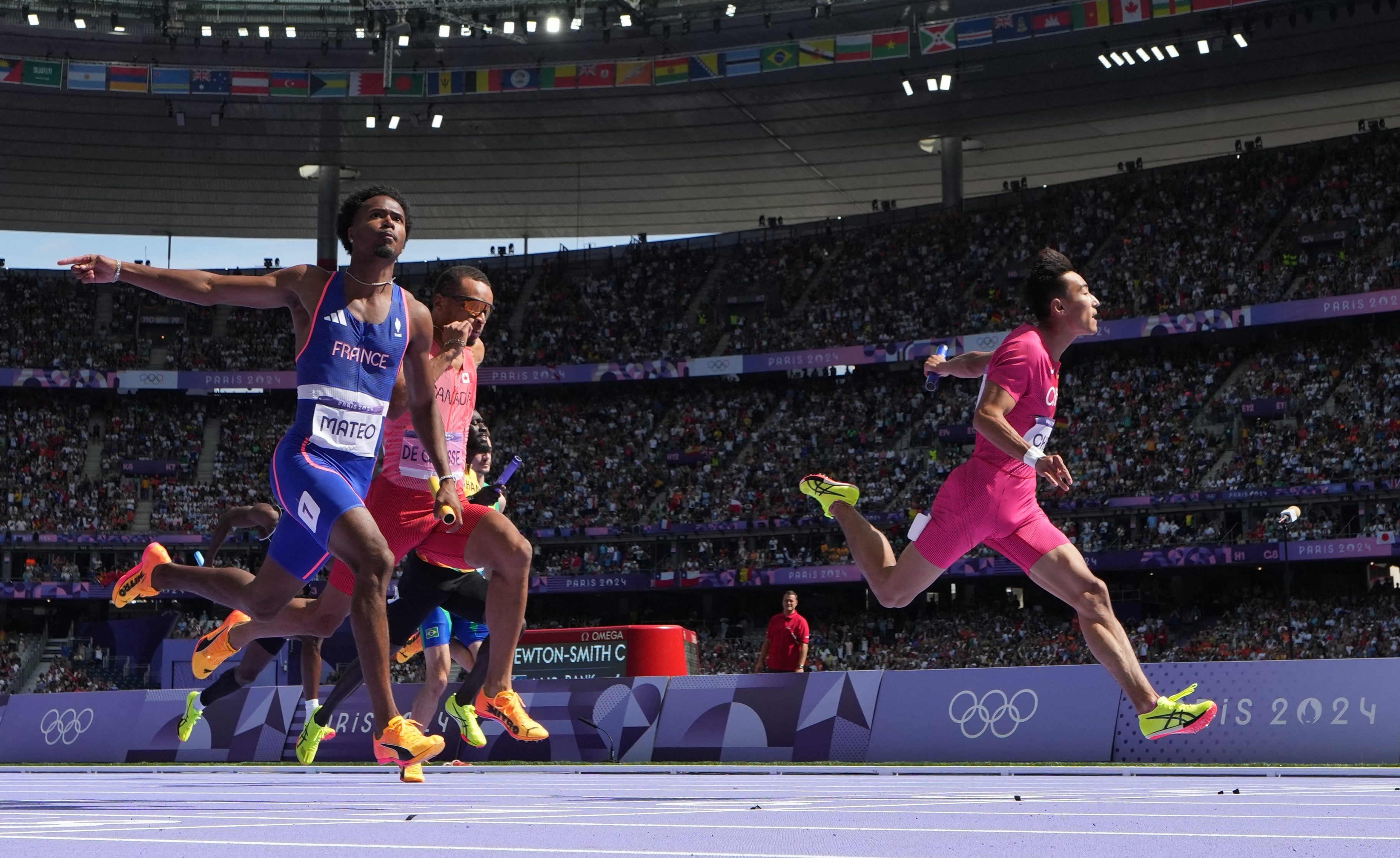 巴拿马队在百米短跑中冲刺接力