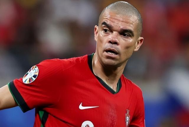 西班牙队在关键时刻逆转胜利，领先积分榜的简单介绍