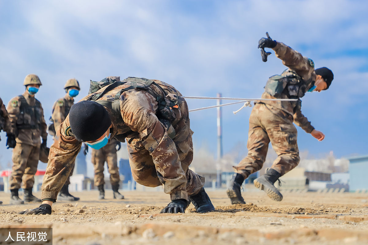 关于骄阳下的战斗：运动员汗流浃背奋勇拼搏的信息