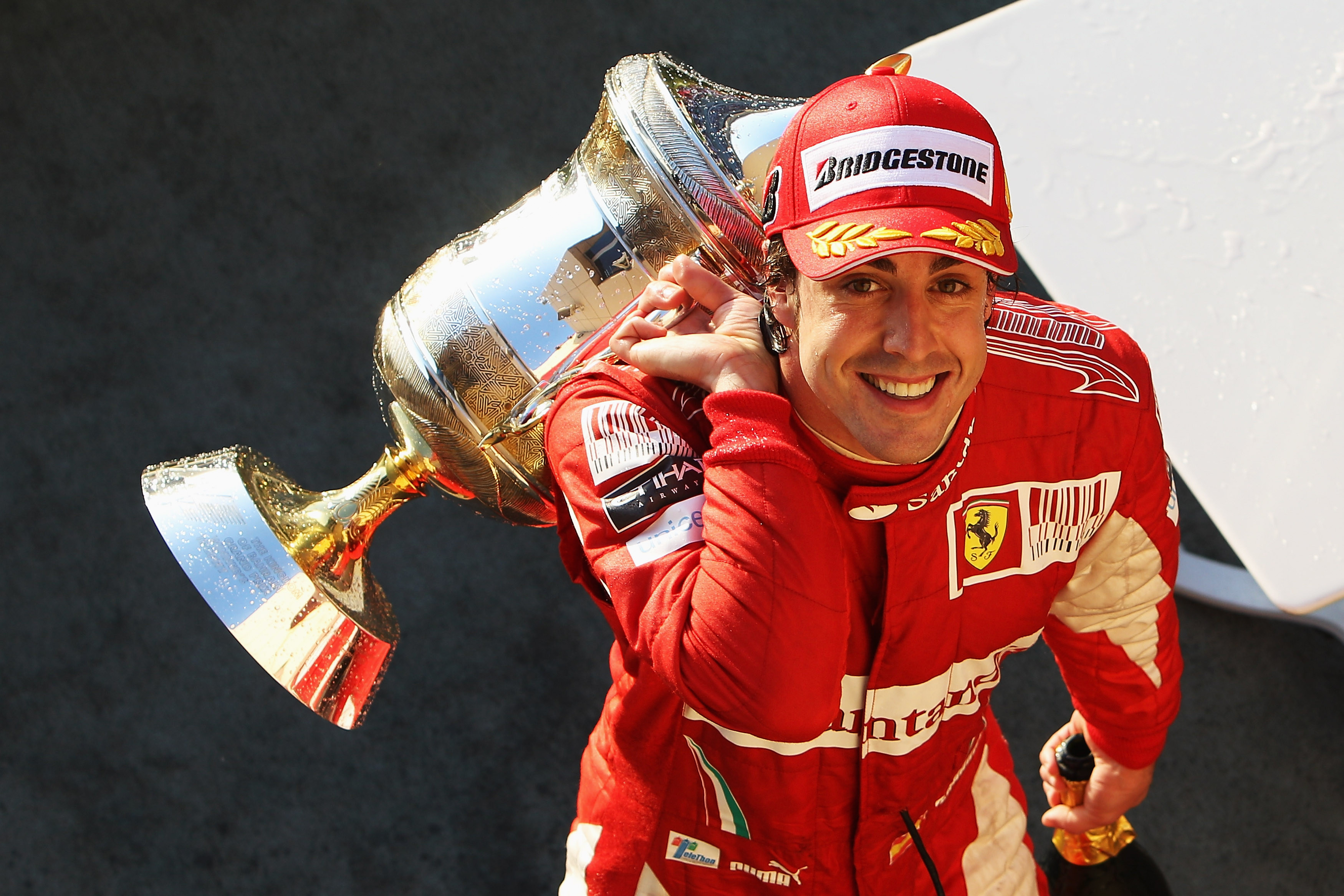 包含法国选手奋勇拼搏成功攀上领奖台的词条