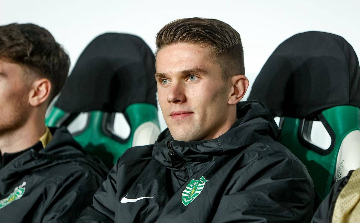 关于阿森纳客场斩获胜利，主教练举双手庆祝的信息