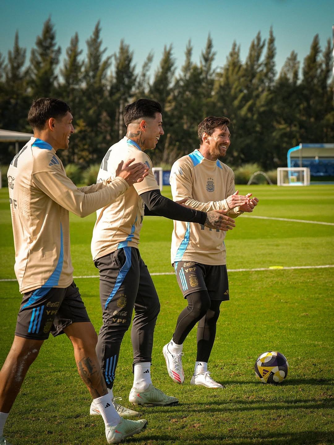 包含各国足球代表队抵达赛场，备战决赛的词条