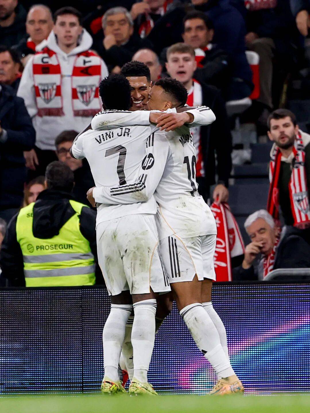 荷兰鏖战里昂,姆巴佩带队取胜 荷兰鏖战里昂,姆巴佩带队取胜