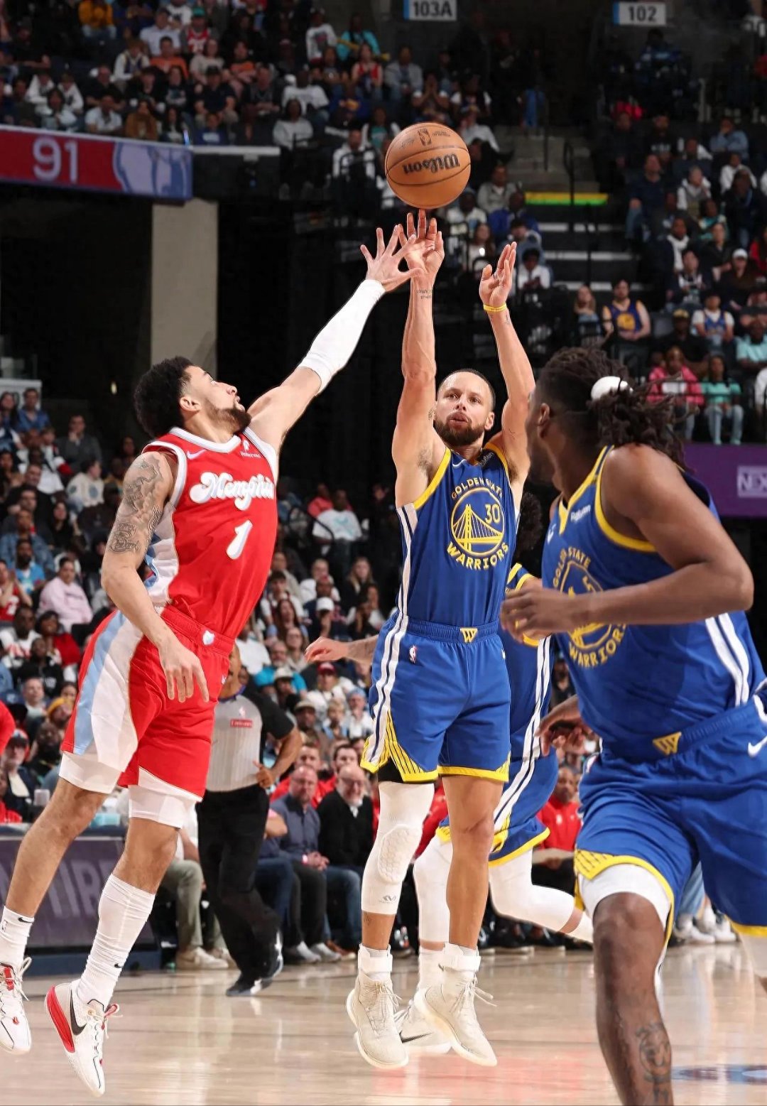 关于凯尔特人完胜掘金，布克状态火热的信息