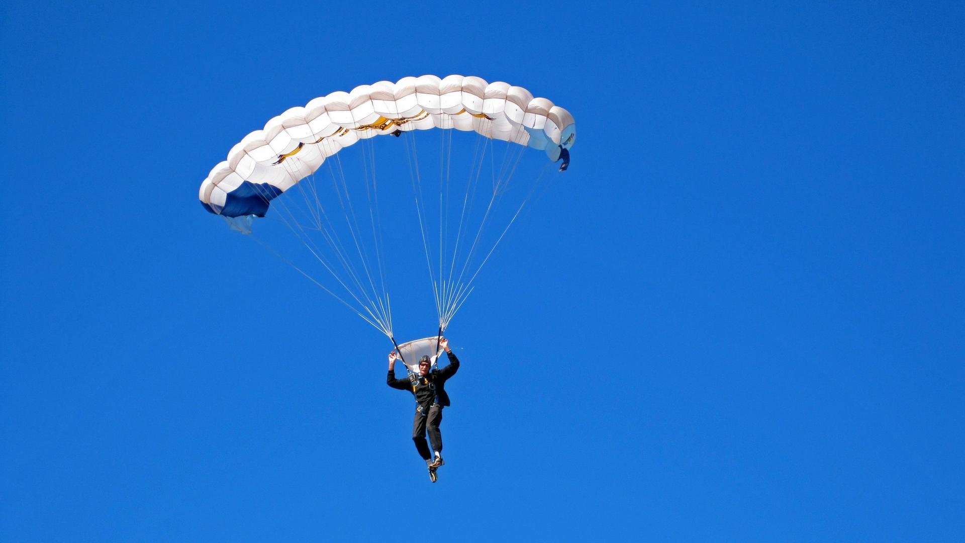 郑思维高光闪耀，中国队轻取泰国队展羽球王者风范
